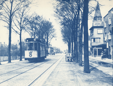 40147 Gezicht in de Amsterdamsestraatweg te Zuilen ter hoogte van de St. Ludgerustraat; links een electrische tram ...